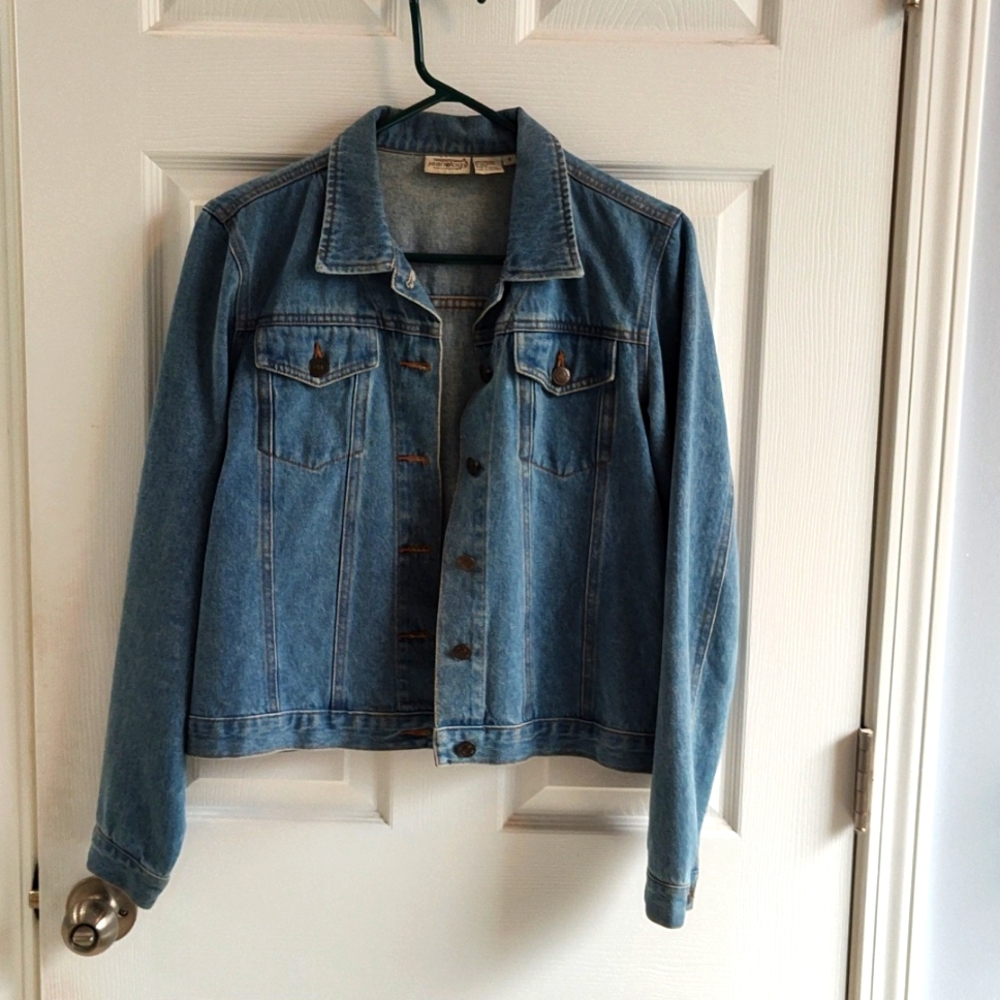 Crop waist light blue jean jacket. By Jeanology, size 6